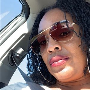 Meet your Posher, Adriennne